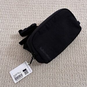 lululemon mini belt bag - black